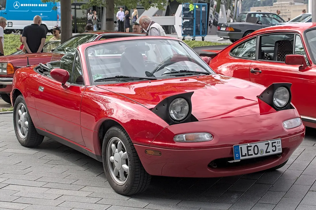 Rode Mazda MX5 NA met de klaplampen open